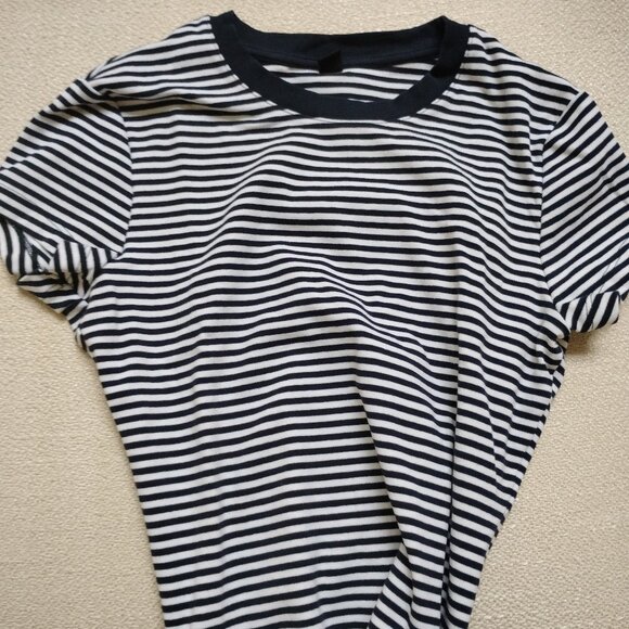Navy Blue and White Stripped Uniqlo Girls Cropped Top - Picture 2 of 5